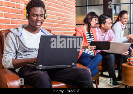 Computer programmierer in Start-up-Unternehmen Codierung Stockfoto