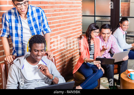 Computer programmierer in Start-up-Unternehmen Codierung Stockfoto