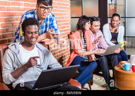 Computer programmierer in Start-up-Unternehmen Codierung Stockfoto