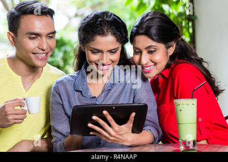Gruppe junger Inder auf Tablet-PC Stockfoto