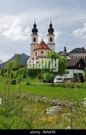 Blick auf die Kirche von aschau und die Prien, Oberbayern priental, Chiemgau, Deutschland Stockfoto