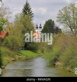 Blick über die Prien die Türme der aschauer Kirche, priental, Oberbayern, Süddeutschland Stockfoto