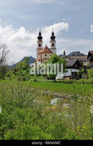 Blick auf die Kirche von aschau und die Prien, Oberbayern priental, Chiemgau, Deutschland Stockfoto