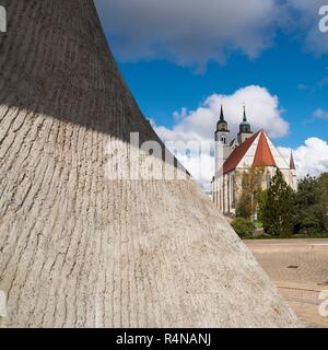 Flagge Denkmal und St John's Kirche am Ufer der Elbe in Magdeburg. Stockfoto