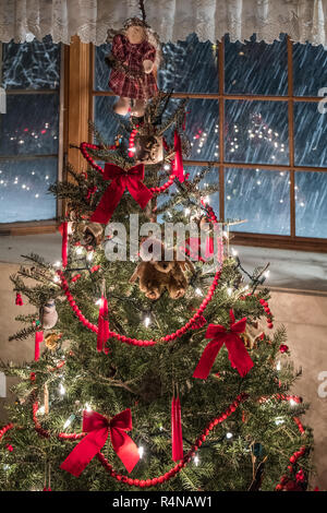 Ein geschmückter Weihnachtsbaum und schneit Stockfoto