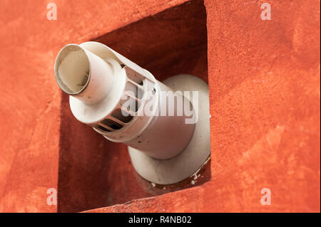 Schornstein für Rauch- Steckdose an der Wand für Kessel luftdicht Stockfoto