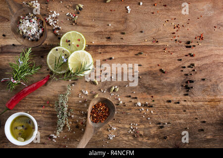 Gewürze und Kräuter auf rustikalem Holz Stockfoto