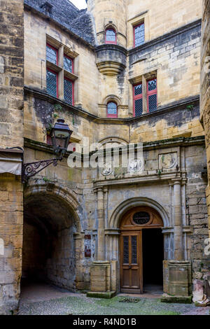 SARLAT-LA-Caneda, Frankreich - 2. MÄRZ 2011: Blick auf den Eingang des Hotels de Vienne, einem 16. Jahrhundert Renaissance Gebäude an die Stadt Sarlat-la-Caneda Stockfoto