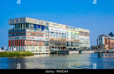 AMSTERDAM, NIEDERLANDE - 1 August 2011: moderne Büro- und Wohngebäude Silodam im Hafenviertel von Amsterdam, Niederlande. Stockfoto