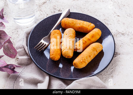 Lateinamerikanische Vorspeisen namens Tequenos aus gebratenen Mais mit Käse gefüllt. Stockfoto