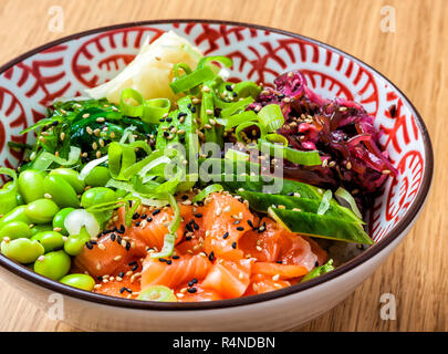 Poke Lachs mit Gemüse in einer dekorativen Schüssel. Stockfoto