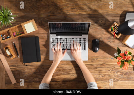 Person, die mit Laptop Stockfoto