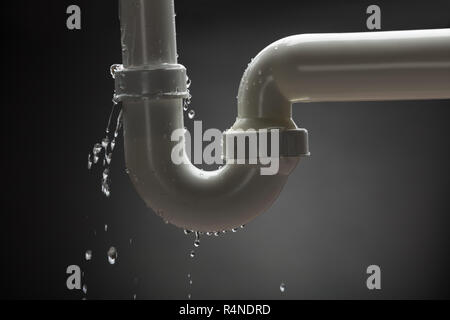 Das Austreten von Wasser aus der Leitung Stockfoto
