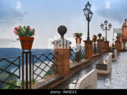 Blick auf den See Nemi bei Regenwetter. Malerische Stadt Nemi, Italien Stockfoto