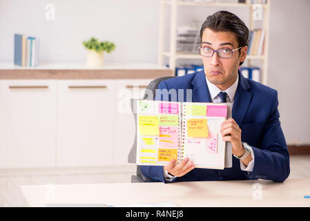 Jungen gutaussehenden Mitarbeiter Planung seine Tätigkeit Stockfoto