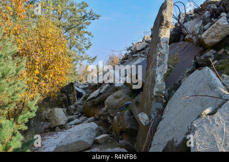 Bauschutt, Beton armiert Bausteine und rostigen Armaturen. Haufen von beschädigten Betonsteine, Pfähle und Rohren. Stockfoto