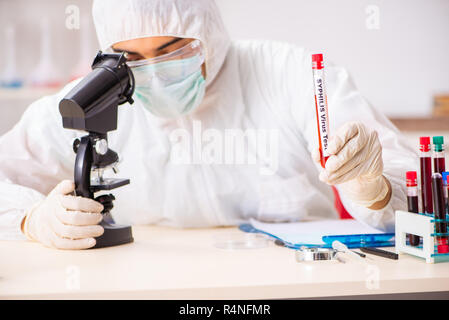 Junge schöne Lab Assistant Prüfung Blutproben im Krankenhaus Stockfoto