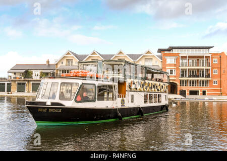 Themse, Windsor, England - NOVEMBER 2018: Touristische Fluss Bootsfahrt auf der Themse in Windsor. Stockfoto