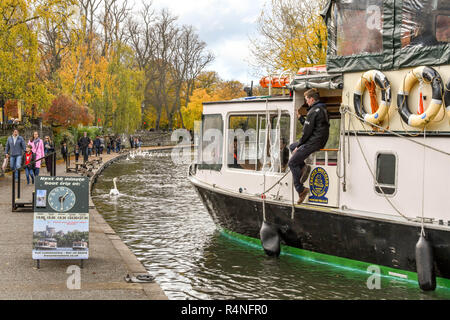 Themse, Windsor, England - NOVEMBER 2018: Touristische River Boat zurück zum Ausgangspunkt in Windsor Riverside Nach einer Bootsfahrt auf dem Fluss T Stockfoto