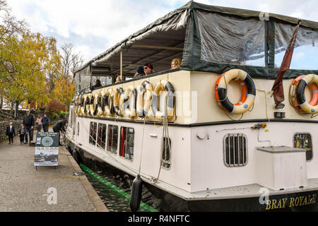 Themse, Windsor, England - NOVEMBER 2018: Touristische River Boat zurück zum Ausgangspunkt in Windsor Riverside Nach einer Bootsfahrt auf dem Fluss T Stockfoto