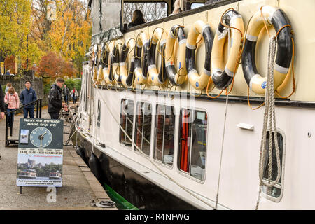 Themse, Windsor, England - NOVEMBER 2018: Touristische River Boat zurück zum Ausgangspunkt in Windsor Riverside Nach einer Bootsfahrt auf dem Fluss T Stockfoto