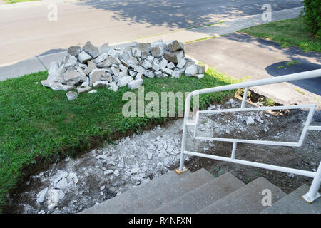 Stapel von Beton Rückstände nach dem Abriss einer Gasse, die zu den vorderen Eingang eines Suburban House. Stockfoto