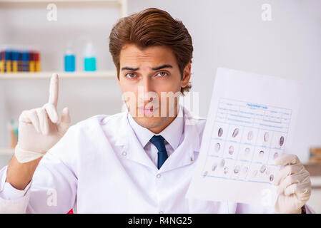 Gerichtlicher sachverständiger Fingerabdrücke untersuchen im Labor Stockfoto