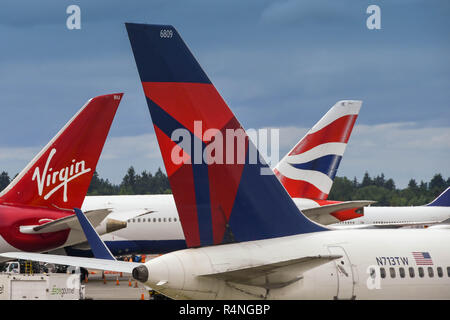 Flughafen Seattle Tacoma, WA, USA - Juni 2018: In der Nähe der Schwanzflosse von Luftfahrzeugen, die von British Airways, Virgin Atlantic und Delta Airlines mit Sitz bedient Stockfoto