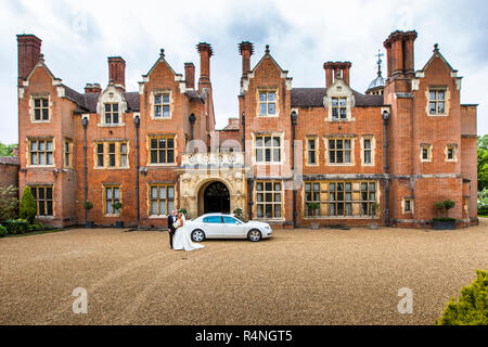 Hochzeit paar vor Longstowe Halle posing Stockfoto