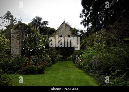 Die Ruine der Zehntscheune, Sudeley Castle, Gloucestershire Stockfoto