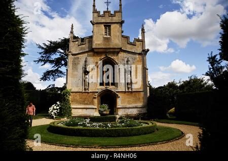 Touristen außerhalb St Mary's Chapel, Sudeley Castle, Gloucestershire Stockfoto