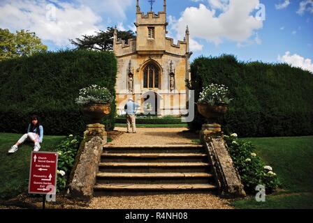 Touristen außerhalb St Mary's Chapel, Sudeley Castle, Gloucestershire Stockfoto