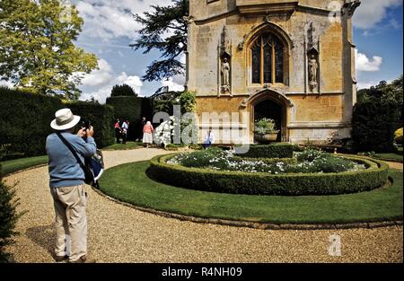 Ein tourist Fotografieren außerhalb St Mary's Chapel, Sudeley Castle, Gloucestershire Stockfoto