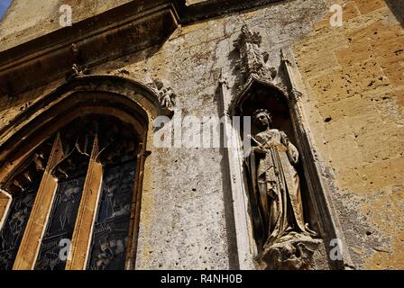 Ein Kalkstein Statuette in den Mauern von St Mary's Chapel, Sudeley Castle, Gloucestershire Stockfoto