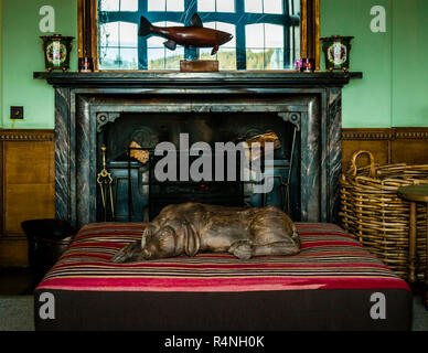 Wohnzimmer des Endsleigh Hotels. Der Kamin im großen Salon. Olga Polizzi hat das Fischmotiv im ganzen Haus platziert, um auf die Anfänge des Hauses als Fischerhütte Bezug zu nehmen Stockfoto