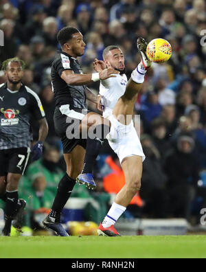 Leeds United's Kemar Roofe und lesen Liam Moore Kampf um den Ball in den Himmel Wette Championship Match an der Elland Road, Leeds. Stockfoto