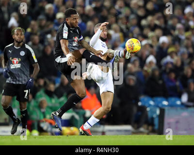 Leeds United's Kemar Roofe und lesen Liam Moore Kampf um den Ball in den Himmel Wette Championship Match an der Elland Road, Leeds. Stockfoto