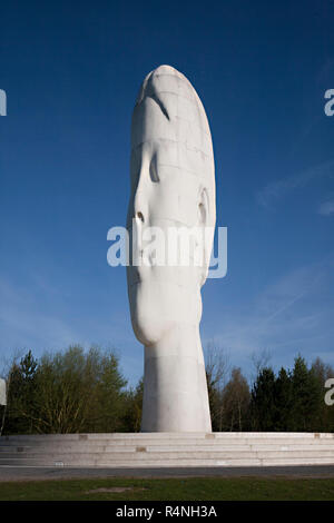 "Der Traum" Skulptur, St Helens, Großbritannien Eröffnet im Jahr 2009, der Sieger des Grossen Kunst Projekt Kanal 4, ein 20 Meter hoher "Mädchen" aus Marmor von Jaume Plensa. Stockfoto