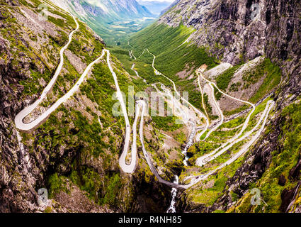 Geiranger Pass Road, Norwegen. Trollstigen oder Trolls Path Trollstigveien berühmte Serpentinenstraße Panorama vom Aussichtspunkt in Pass auf nationale landschaftlich reizvolle Route Geiranger Stockfoto