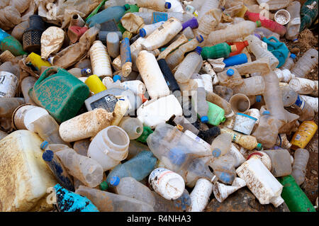 Ozean Verschmutzung: Kunststoffflaschen und -behältern auf einem Strand der Insel Amorgos, Griechenland gewaschen. Stockfoto