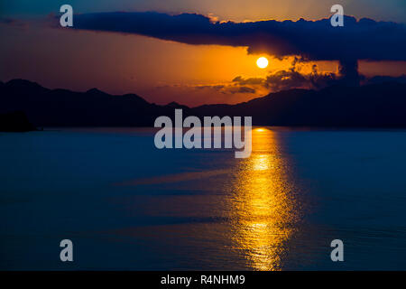 Sonnenuntergang vom selben Standpunkt auf der Insel Komodo, Indonesien (Sequenz von Bildern) Stockfoto