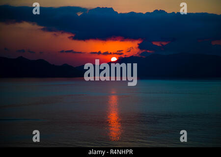 Sonnenuntergang vom selben Standpunkt auf der Insel Komodo, Indonesien (Sequenz von Bildern) Stockfoto