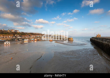 Hafen von Folkestone mit der Ebbe im November. Kent, UK. Stockfoto