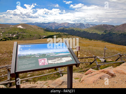 Die fernen Gore Range ist eine von vielen Ansichten entlang des Colorado Trail Ridge Road Scenic Byway als kreuzt sie sowohl die Kontinentale Wasserscheide und die Breite der Rocky Mountain National Park, USA Stockfoto
