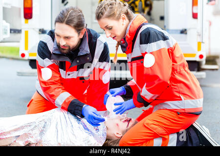 Ambulance Arzt, Sauerstoff zu weibliche Opfer Stockfoto