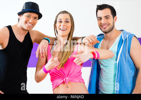 Tänzer bei Zumba Fitness Ausbildung in Tanz Studio Stockfoto