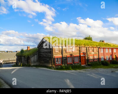 Traditionelle Holzhäuser mit Torf auf dem Dach in der Ortschaft Roros, Norwegen Stockfoto