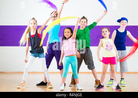 Kinder in die tanzstunde traninng mit Schals Stockfoto