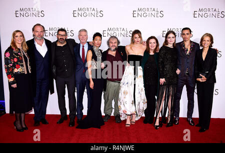 (Zweite von rechts) Hugo Weaving, Regisseur Christian Flüsse, Stephan Lang, Jihae, Peter Jackson, Leila George, Philippa Boyens, Hera Hilmar, Robert Sheehan, und Deborah Forte an der Sterblichen Motoren Welt Premiere im Cineworld in Leicester Square, London statt. PRESS ASSOCIATION Foto. Bild Datum: Dienstag, November 27, 2018. Siehe PA Geschichte SHOWBIZ sterblich. Foto: Ian West/PA-Kabel Stockfoto