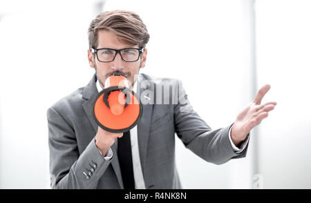 Man schreiend auf Megaphon auf weißem Hintergrund Stockfoto